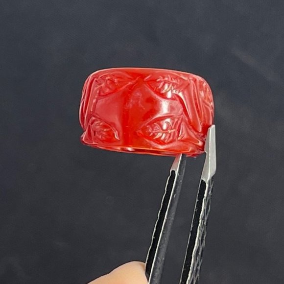 Floral Relief Pattern Band Garnet Colored Plastic Ring - Size 7 - Picture 3 of 6